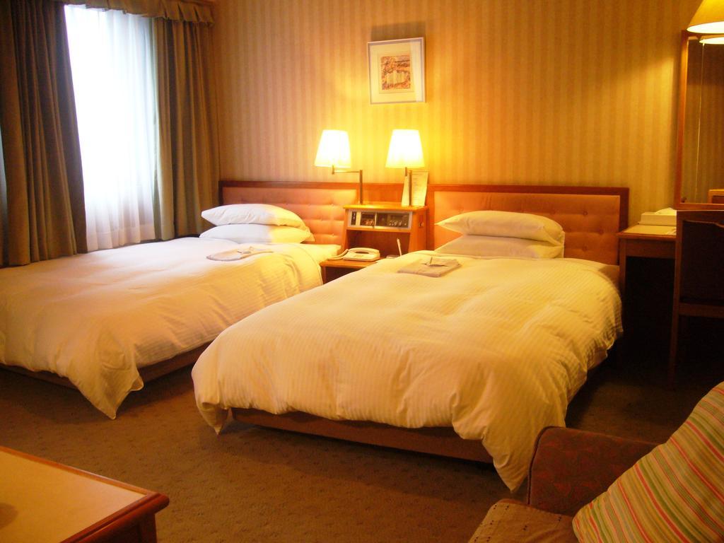 Hotel Crown Hills Sendai Aobadori Bagian luar foto